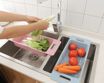 Image sur Planche à Découper Pliable + Panier Multifonctionnel + Étagère Ajustable