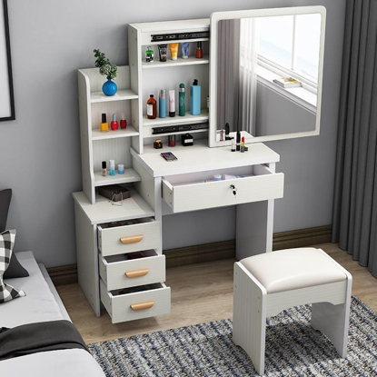 Agrandir l'image de Commode Coiffeuse à 4 Tiroirs + Mirroir coulissant avec Tabouret Compatible pour  Chambre - En Bois Image de Commode Coiffeuse à 4 Tiroirs + Mirroir coulissant avec Tabouret Compatible pour  Chambre - En Bois