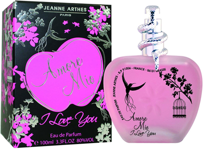 Une fragrance avec une douce alliance de fruits et de fleurs, qui se dévoile ensuite sur un sillage délicat et tentant avec la vanille et le musc…