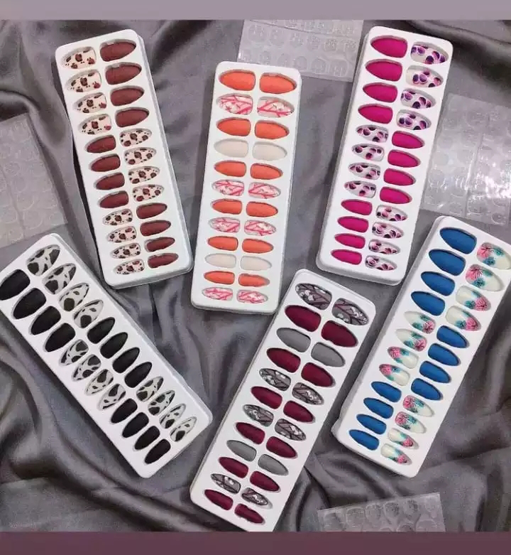 Kit Faux Ongles Blancs à Paillettes - Forme Amande - Moyennement Longs - Avec Colle - Crystal Nails - Neuf