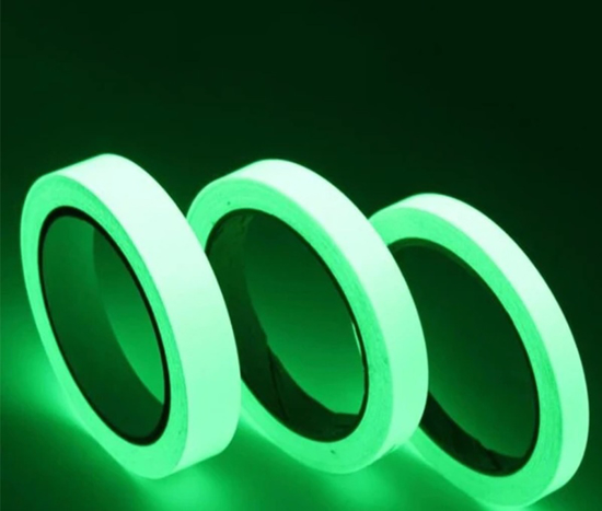 Rouleau de ruban fluorescent vert de dimensions 3m x 20mm brillant dans l’obscurité.
