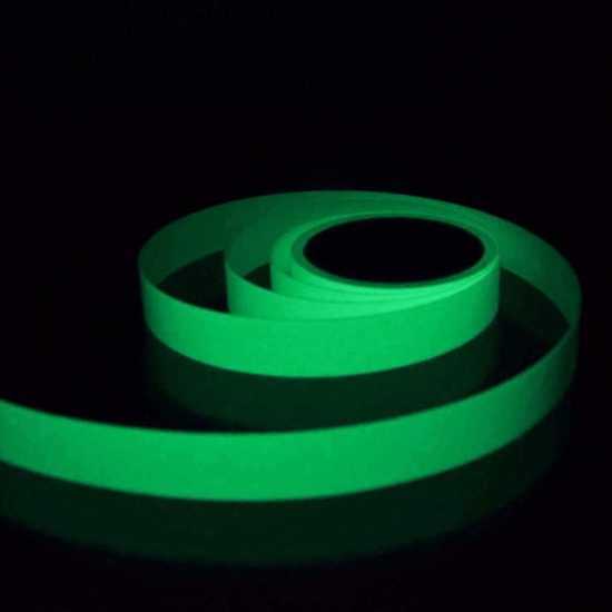Rouleau de ruban fluorescent vert de dimensions 3m x 20mm brillant dans l’obscurité.