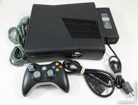 Une Manette Xbox 360 Argentée Et Noire Repose Sur Une Surface En Marbre.
