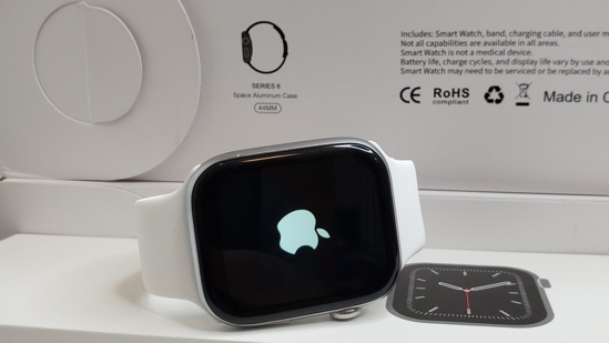 Image sur Montre connectee ultra avec apple logo et chargeur sans fil
