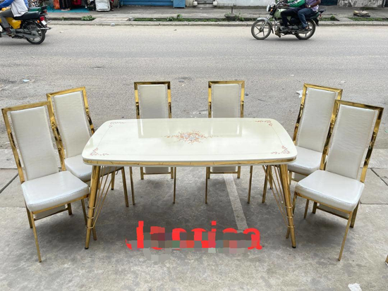 Image sur salle a mange 6 places ( importer) , demontable et mabrer + 6 chaises en cuir Blanc doré d'or sur chaque bordure