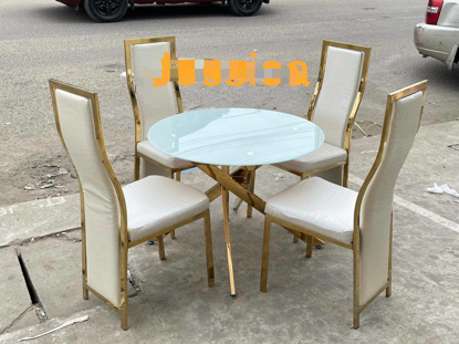 Agrandir l'image de salle a manger 4 Places vitrer ( importer )  avec des bordures de couleur Or et ses chaises Image de salle a manger 4 Places vitrer ( importer )  avec des bordures de couleur Or et ses chaises