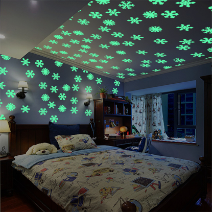 Agrandir l'image de 50 pièces/sac autocollant mural motif flocon de neige lumineux bricolage décoration murale Image de 50 pièces/sac autocollant mural motif flocon de neige lumineux bricolage décoration murale