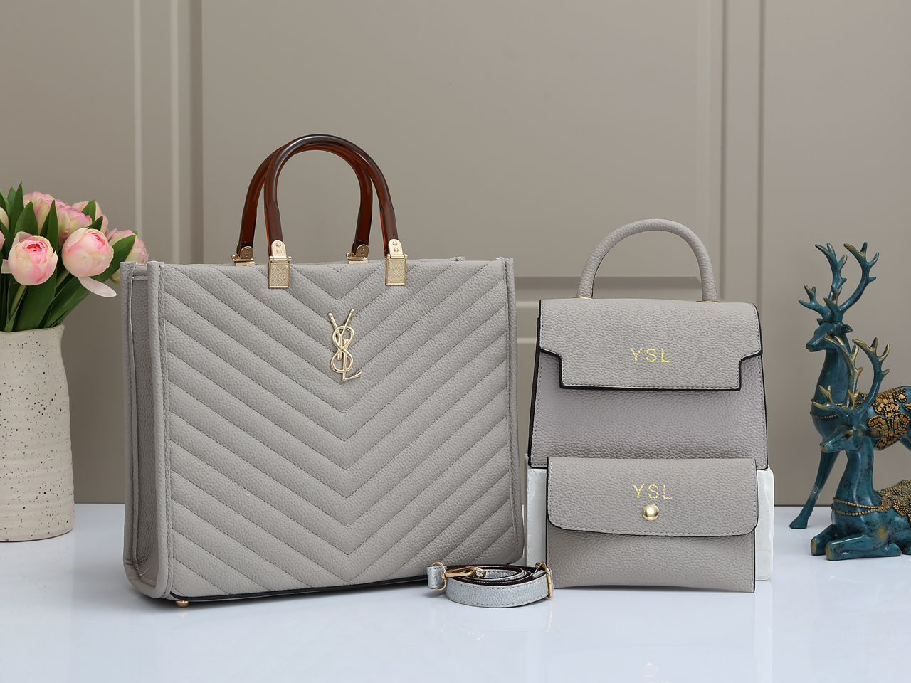 Sacs YSL couleur verte, jaune, noire et argent?�e.