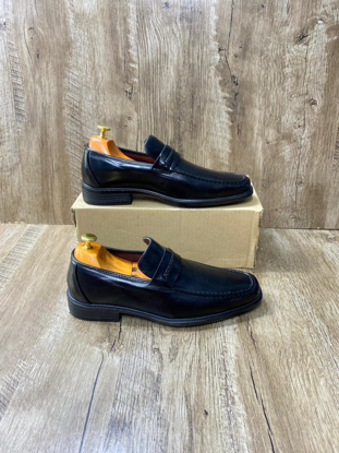 Agrandir l'image de Chaussure Classe En Cuir Cirable de très bonne qualité, Produit générique Image de Chaussure Classe En Cuir Cirable de très bonne qualité, Produit générique
