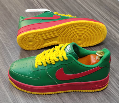 Agrandir l'image de Tennis multicolore Nike Air max, produit générique Image de Tennis multicolore Nike Air max, produit générique