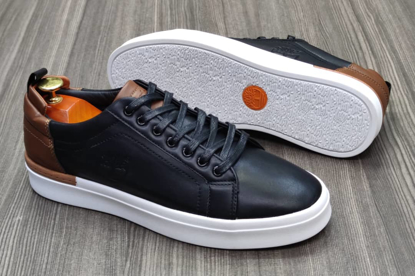Agrandir l'image de Tennis Basse en Cuir noir produit générique Image de Tennis Basse en Cuir noir produit générique