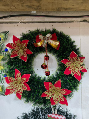 Agrandir l'image de Couronne décorée intérieure/extérieure Henryka, 30 po, poinsettia et boucles rouge- décoratin noel Image de Couronne décorée intérieure/extérieure Henryka, 30 po, poinsettia et boucles rouge- décoratin noel