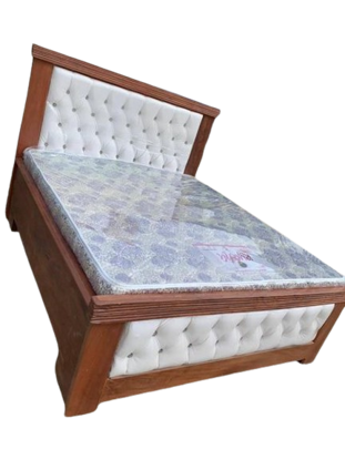 Image de Lit semi capitonné et matelas ordinaire