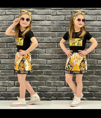 Agrandir l'image de Ensemble jupe plissée et haut Versace en coton et polyester  avec bandeau pour fillette de 2-6ans Image de Ensemble jupe plissée et haut Versace en coton et polyester  avec bandeau pour fillette de 2-6ans