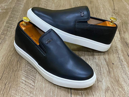 Agrandir l'image de Chaussures vans en Cuir Lacoste produit générique Image de Chaussures vans en Cuir Lacoste produit générique