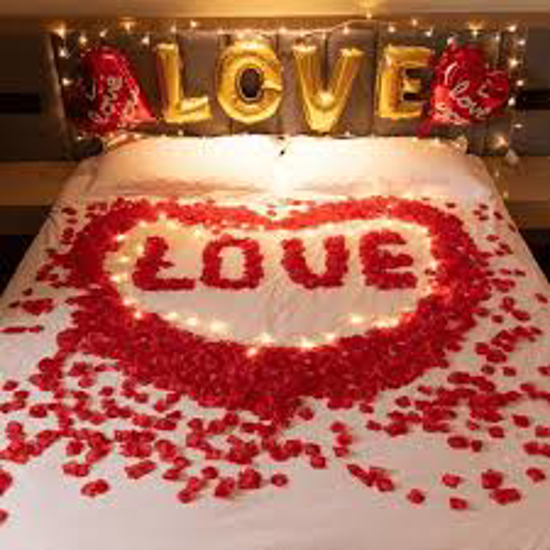 Image sur 100  Pétales de roses artificielles-st valentin- mariage-lune de miel-soirééromantique