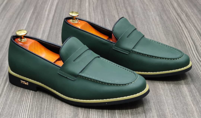 Agrandir l'image de Chaussures mocassins en cuir, vert pétrole, produit générique Image de Chaussures mocassins en cuir, vert pétrole, produit générique