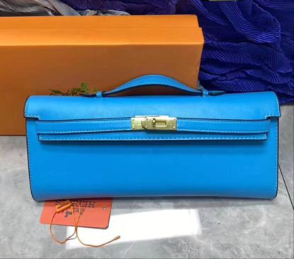 Agrandir l'image de Pochette en veau swift , Garniture en métal argenté Hermès, produit générique, avec carton Image de Pochette en veau swift , Garniture en métal argenté Hermès, produit générique, avec carton