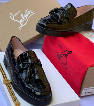 Agrandir l'image de Chaussures mocassins deux pompons en cuir cirable, Louboutin ,Produit générique Image de Chaussures mocassins deux pompons en cuir cirable, Louboutin ,Produit générique