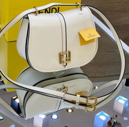 Agrandir l'image de Sac à main bandoulière Fendi pour femme, avec carton Produit générique Image de Sac à main bandoulière Fendi pour femme, avec carton Produit générique