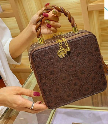 Agrandir l'image de Joli petit Sac à main bandoulière  pour femme en forme carré, avec carton Produit générique Image de Joli petit Sac à main bandoulière  pour femme en forme carré, avec carton Produit générique