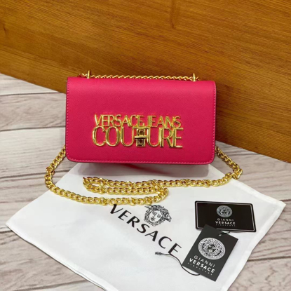 Agrandir l'image de Sac à main bandoulière avec chaine VERSACE pour femme en cuir, Produit générique Image de Sac à main bandoulière avec chaine VERSACE pour femme en cuir, Produit générique