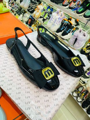 Agrandir l'image de Chaussures basses pour femme avec boucle et un nœud papillon en cuir, Produit générique Image de Chaussures basses pour femme avec boucle et un nœud papillon en cuir, Produit générique