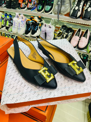 Agrandir l'image de chaussure basse en cuir pour femme avec boucle, produit générique Image de chaussure basse en cuir pour femme avec boucle, produit générique