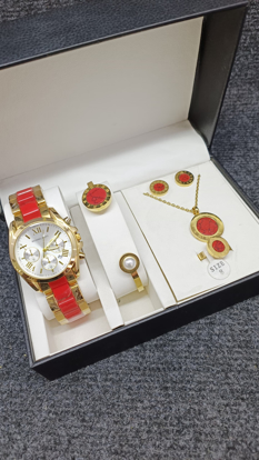 Agrandir l'image de Set complet de montre, chaîne, bracelet, boucle, bague de très bonne qualité, dans sa boîte,  produit générique Image de Set complet de montre, chaîne, bracelet, boucle, bague de très bonne qualité, dans sa boîte,  produit générique