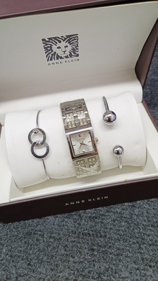 Image sur Set complet montre, bracelet de très bonne qualité, dans sa boîte,  produit générique