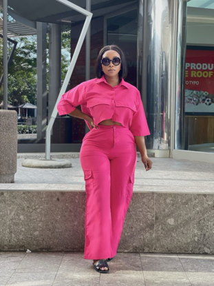 Agrandir l'image de Ensemble Chemisette et pantalon cargo pour femme avec poche à rabat, produit générique Image de Ensemble Chemisette et pantalon cargo pour femme avec poche à rabat, produit générique