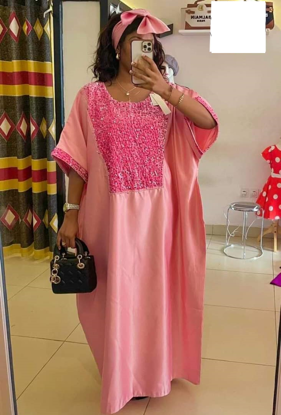 Agrandir l'image de Gant avec foulard en satin riche avec foulard , Décoration avec brillant et motif fourrure Image de Gant avec foulard en satin riche avec foulard , Décoration avec brillant et motif fourrure