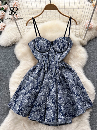 Image de Robe à fleurs d'été fragmentée vintage française,  enveloppée à la taille avec sangle de soutien-gorge,