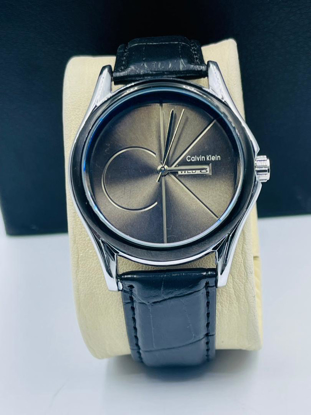 Image de Montre avec bracelet en cuir de très bonne qualité , Calvin Klein, Produit générique