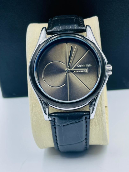 Image sur Montre avec bracelet en cuir de très bonne qualité , Calvin Klein, Produit générique